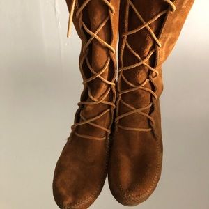Minnetonka Women's Front Lace Hardsole Boots